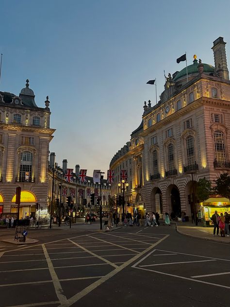 Picadilly Circus London, Study In London Aesthetic, Studying In Uk, Studying In London, Summer In London Aesthetic, London Spring Aesthetic, London Aesthetic Summer, London Uk Aesthetic, London Summer Aesthetic