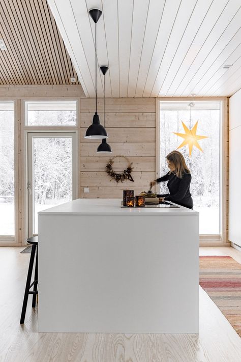 Unique, one-storey log house designed by architect – this is the modern home of Laura, Petri and children - Honka Modern Log House Interior Design, Nordic Cabin Kitchen, Log Home Modern, Modern Chalet Kitchen, Nordic Cottage Interior, Log House Kitchen, Small Scandinavian House, Holiday Home Interiors, Log House Interior