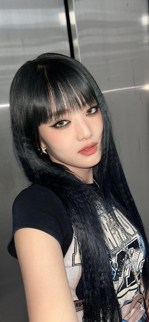 Tomboy Makeup, Minnie Wallpaper, G-idle Minnie, G I Dle Minnie, Crop Bra, Hair Inspiration Color, Perfect Woman, Cute Makeup, Maquillaje De Ojos