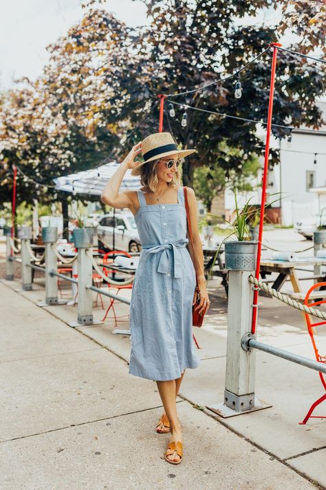 The easiest thing to wear summer? A simple apron dress, flat sandals, and a straw hat. #summerstyle #summeroutfit #momstyle Summer Outfits With Hats, Straw Hats Outfit, Hat Outfit Summer, Simple Summer Outfits, Picnic Dress, Casual Outfit Inspiration, Womens Fashion Inspiration, Summer Dress Outfits, Cute Summer Dresses