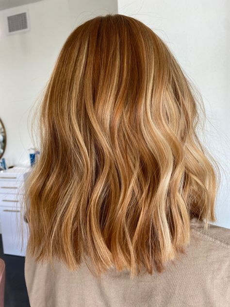 Dark Highlights On Strawberry Blonde, Strawberry Blonde Hair Color 2023, Peach Blonde Dark Roots, Blond Hair To Red Hair, Hair Colour Ideas For Ginger Hair, Lived In Strawberry Blonde Balayage, Lowlights Strawberry Blonde Hair, Strawberry Blonde Haircut Ideas, Hair Ideas Redheads