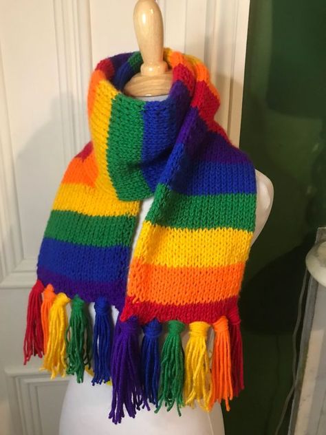 beaucoup trop grand Pride Scarf Crochet, Rainbow Scarf Crochet, Rainbow Clothes Aesthetic, Crochet Hooded Scarf Pattern, Pride Crochet, Afghan Scarf, Knitted Rainbow, Hooded Scarf Pattern, Rainbow Clothes