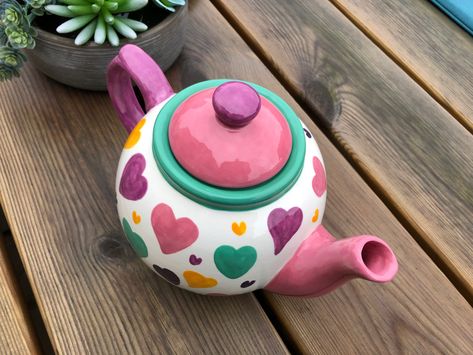 Painted Teapot Ideas, Teapot Painting Ideas, Tea Pot Painting, Heart Teapot, Hand Painted Kitchen, Pink Teapot, Teapot Ceramic, Tea Strainers, Painted Teapot