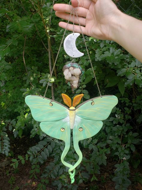 Large luna moth wall decoration. Hand sculpted and painted with a little crescent moon. It is a soft green tone Luna Moth Wall Art, Polymer Clay Luna Moth, Clay Luna Moth, Luna Moth Decor, Witchy Sculpture, Witchy Clay Ideas, Polymer Clay Witchy Crafts, Lunar Moth Art, Ceramic Chimes