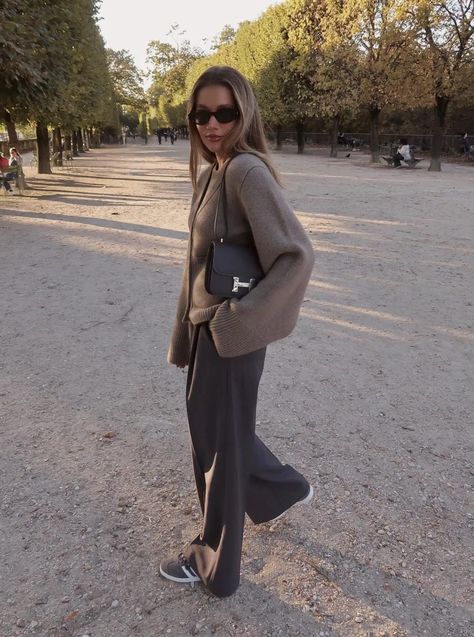 What To Wear In Paris: 15 Must-Have Items To Dress Like A Local Paris Street Style Winter, Street Style Women Fall, Taupe Outfit, Wide Leg Outfit, Japan Outfits, Dress Like A Parisian, Estilo Indie, Earthy Outfits, Paris Mode