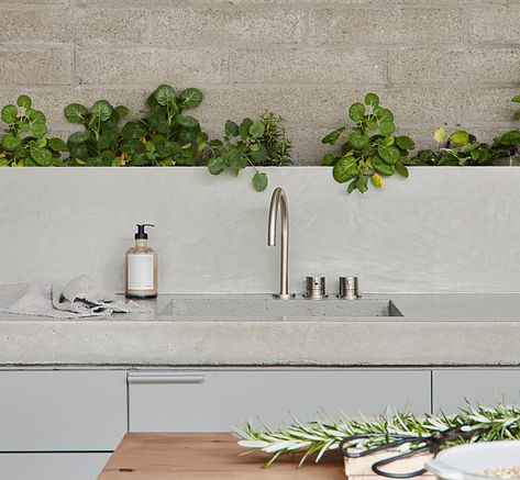 Built into the design of the concrete backsplash is space for a row of plants. Hotel Facilities, Courtyard Plants, Deck Outdoor, Brick Columns, Cosy Interior, Wood Island, Wooden Dining Set, Est Living, Wooden Armchair