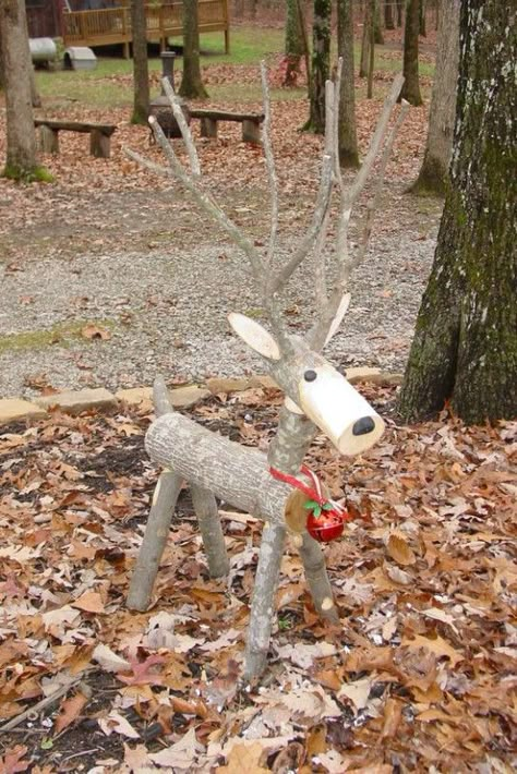 Log Reindeer, Diy Christmas Yard Decorations, Wood Christmas Decorations, Wooden Reindeer, Christmas Yard Decorations, Christmas Wood Crafts, Christmas Yard, Noel Christmas, Magical Christmas