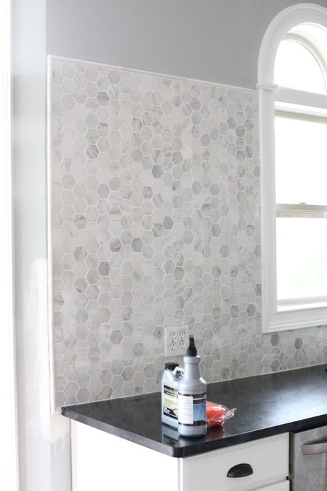 Hexagon Tile Backsplash, Trendy Kitchen Backsplash, Hexagon Backsplash, Kitchen Backsplash Designs, Kitchen White, Cabinets Diy, Kitchen Splashback, Backsplash Ideas, Dark Cabinets