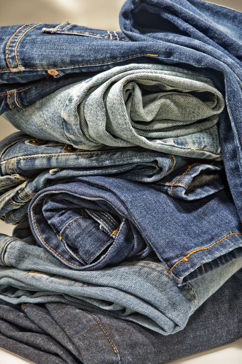 Do you have jeans that don't fit or have a rip? Here are some recycle sewing projects for your denim to make clothing and items you can wear and use. Upcycling, Patchwork, What To Do With Old Jeans, Repurpose Old Jeans, Denim Sewing Projects, Baby Sewing Patterns Free, Upcycle Clothes Diy, Denim Projects, Recycled Jeans