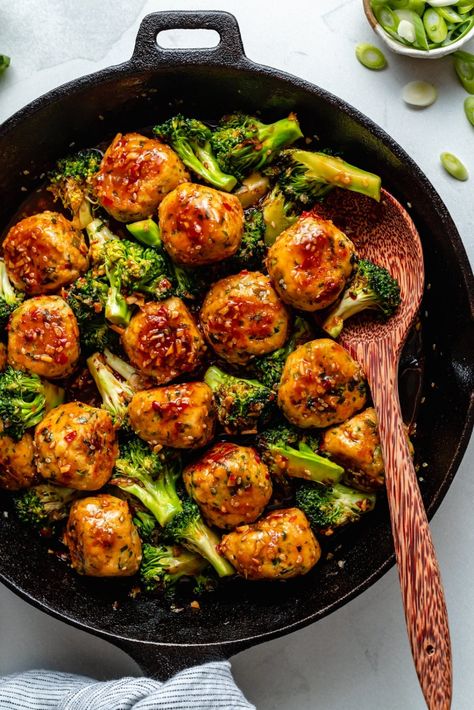 Everyday Healthy Meals, Healthy One Dish Meals, Meatball Bowls, One Dish Meals, Crispy Broccoli, Meatballs Chicken, Yummy Noodles, Dinners Healthy, Chicken Meatball