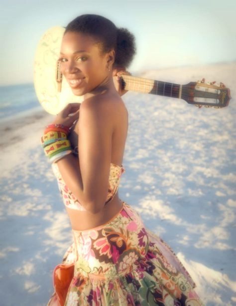 India Arie India Arie Aesthetic, Aries Outfits, India Arie, Site Under Construction, Caribbean Style, Good Earth, Guitar Girl, Female Musicians, Holistic Lifestyle