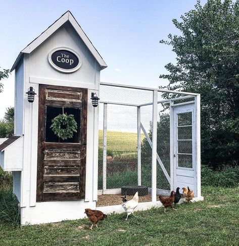 Shannon | The Nebraska Nest 🌾 on Instagram: "Well guys, here it is! 🖤 The Chicken Coop tour is finally up on the Nebraska Nest Co. blog (the link is on my home page)! My husband did an absolutely amazing job building it. I’m so thankful he goes along with my ‘crazy’ ideas! Our chickens seem to really love their new home. 🖤" Chicken Coop Plans Free, Small Chicken Coops, Cute Chicken Coops, Walk In Chicken Coop, Easy Chicken Coop, Chicken Coop Decor, Chicken Coop Garden, Chicken Pen, Backyard Chicken Coop Plans