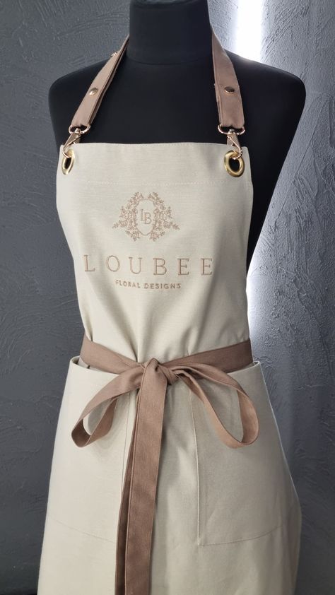 Cute Bakery Uniforms, Bakery Apron Design, Brown Apron Cafe, Custom Aprons For Women, Salon Staff Uniform, Cafe Staff Uniform, Cafe Uniform Aesthetic, Coffee Shop Uniform Ideas, Cafe Uniform Ideas