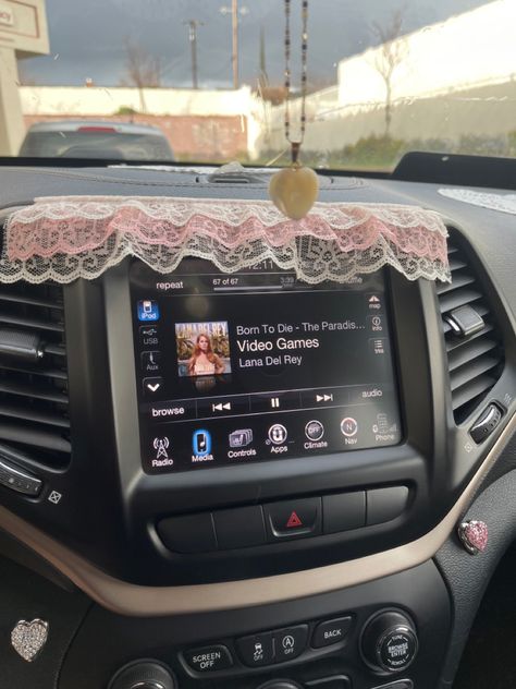 Lana Del Rey, Rainy Day Coquette, Cute Car Phone Holder, Pretty Car Decor, Cozy Car Interior Ideas, Coquette Car Accessories, Coquette Car Interior, Alt Car Decor, Coquette Car Decor