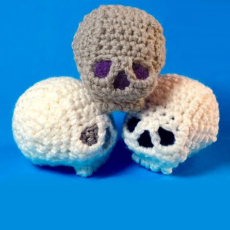 Mini Skull Crochet Pattern, Skull Free Crochet Pattern, Crochet Skull Patterns Free, Anatomy Crochet, Crochet Skull Pattern, Skull Amigurumi, Crochet Horror, Fast Easy Crochet, Make To Sell