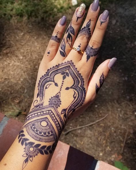 Where has the time gone!? Sorry everyone! I wasn't posting for awhile to focus on school, and now that my 20 page paper is done and I only have one more final, I have a bit more time! This is the jagua stain (from @freshjagua) in the the sun with no filter since I always get a lot of questions about what color it is. Some say its blue some say its black, it's really just a dark blue on the hands! This design was also inspired by the talented @krunaltailorhennaartist!  #freshjagua #freshjaguap... Jagua Tattoo, Jagua Henna, Traditional Henna, Black Henna, Simple Henna Tattoo, Mehndi Tattoo, Skeleton Hand Tattoo, Foot Tattoo, Henna Tattoo Designs