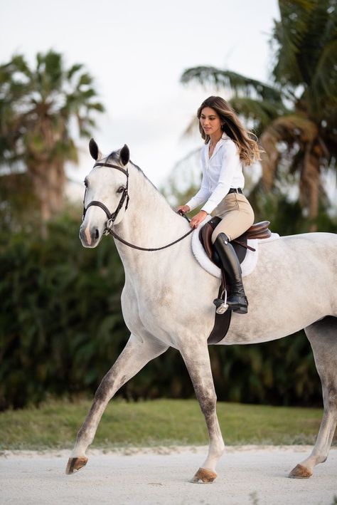 Horse Riding Outfit Photoshoot, Equestrian Photoshoot Outfit, Horses Riding Outfit, Outfit Horse Riding, Horse Photoshoot Ideas Outfit, Horse Rider Aesthetic, Horse Riding Photoshoot, Riding Horses Outfit, Woman Horse Riding