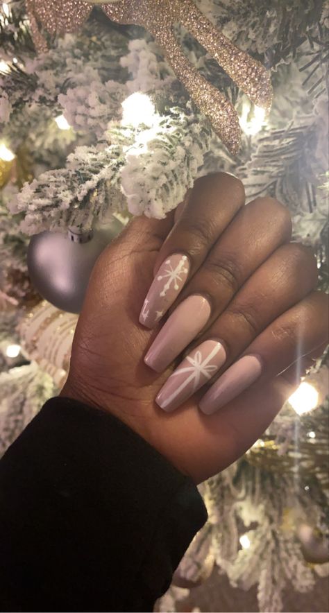 Nude amd white bow Cream Winter Nails, November To December Nails, Simple Holiday Nails Square, Nude Christmas Nails Acrylic, Christmas Shellac Nails Designs, Beige Christmas Nails, Nude Xmas Nails, Nail Christmas Designs, Christmas Pink Nails