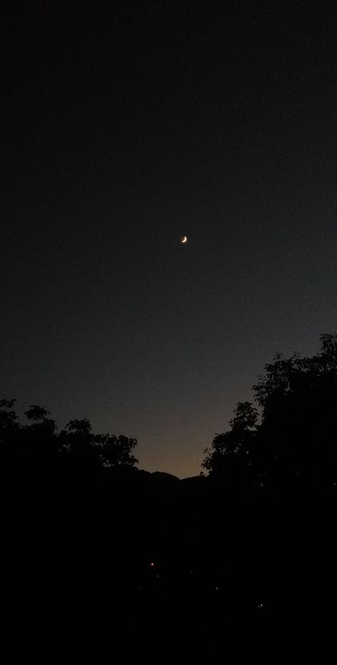 Half Moon Aesthetic Dark, Half Moon Photography, Half Moon Snap, Night Sky Snap, Night Half Moon, Night Aesthetic Snap, Half Moon Aesthetic, Night Fake Snap, Blur Pics