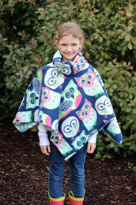 Make a 10 Minute No-Sew Fleece Poncho For Kids Fleece Sewing Projects, Fleece Projects, Fleece Poncho, Kids Poncho, Sewing Fleece, Poncho Pattern, Fabric Purses, Sewing Projects For Kids, Creation Couture