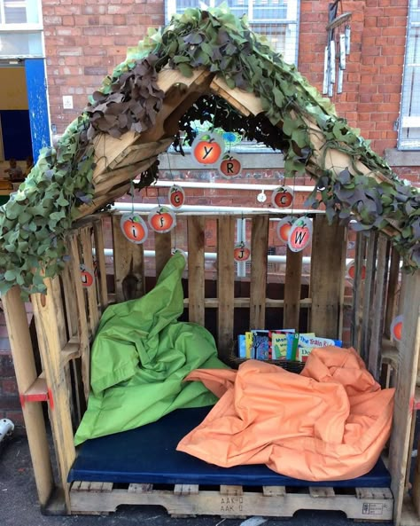 Outdoor Area Eyfs Learning Environments, Outdoor Cosy Area Eyfs, Playground Reading Area, Eyfs Outdoor Small World Area, Pallet Nursery Ideas, Early Years Outdoor Area Pallets, Eyfs Outdoor Reading Shed, Eyfs Outdoor Activities Ideas, Outdoor Story Telling Area