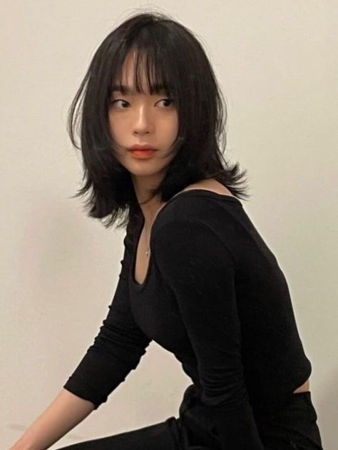 Korean shoulder length hair Medium Length Haircut With Bangs Korean, On Shoulder Haircut, Black Short Hair Bangs, Face Frame With Bangs, Long Bob Hairstyles Asian, Shoulder Length Korean Haircut, Hush Cut Shoulder Length, Bangs Straight Hair Short, Long Layers Short Hair Shoulder Length