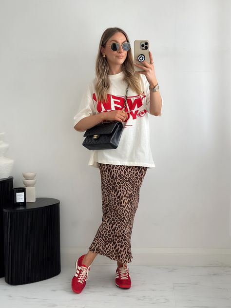 Converse Dressed Up, Adidas Sl 72 Og W Outfit, Red Trainers Outfit Women, Red Trainers Outfit, Sl 72 Adidas Outfit, Red And White Outfit Ideas, Adidas Sl 72 Woman Outfit, White Sneaker Outfits Women, Red Adidas Outfit