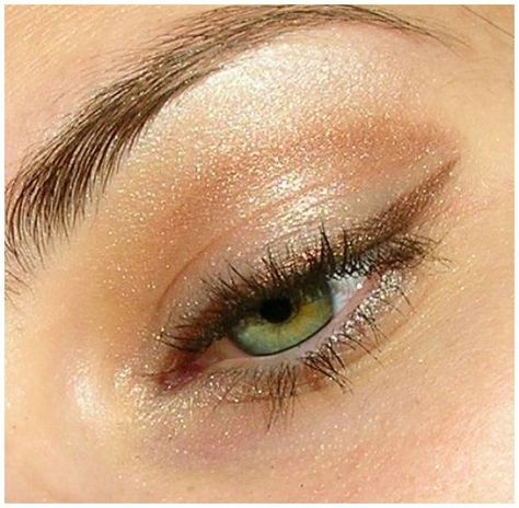 Makeup Finishing Spray, Sparkle Eyeshadow, Natural Eye Makeup Tutorial, Yellow Makeup, Purple Eye Makeup, Wedding Makeup Tips, Blurry Vision, Simple Eye, Simple Eye Makeup