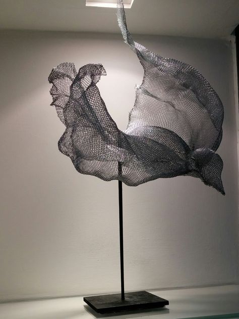 wire mesh sculpture by Orna Feliks, flying bird Wire Mesh Installation, Wire Mesh Art, Wire Mesh Sculpture, Mesh Sculpture, Chicken Wire Sculpture, Wire Art Sculpture, Metal Artwork Wall, Sculpture Projects, Flying Bird