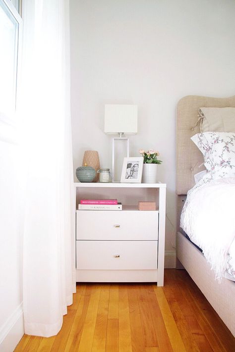 Room Decor Drawers, Aesthetic Night Stand Ideas, Night Stand Accessories, Cute Night Stand Ideas, Side Bedroom Tables, Side Table Inspo Bedroom, Aesthetic Nightstand Ideas, Bed Stand Ideas, Cute Night Stands