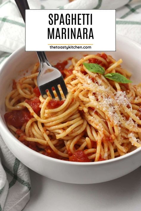 Spaghetti marinara recipe by The Toasty Kitchen. Spaghetti marinara is a simple, yet impressive, dish to make at home. Your favorite al dente pasta is tossed in a homemade marinara sauce made with high quality tomatoes, oregano, and garlic. #spaghettimarinara #spaghetti #marinara #homemade #dinnerideas #meatlessmonday #meatlessmeals Marinara Pasta Recipes, Spaghetti Marinara Recipe, Freezing Cooked Pasta, Spaghetti With Marinara Sauce, Marinara Spaghetti, Marinara Sauce From Scratch, Spaghetti Marinara, Baked Spaghetti Recipe, Homemade Marinara Sauce