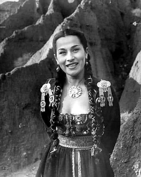 Yma Sumac, a descendant of Atahualpa, the last Incan emperor. Photo taken in the 1950s.✨ She is buried in Los Angeles Yma Sumac, Life Magazine Photos, Mexican Fashion, We Are The World, Photos Of Women, Traditional Dress, Life Magazine, Native American Indians, Looks Vintage