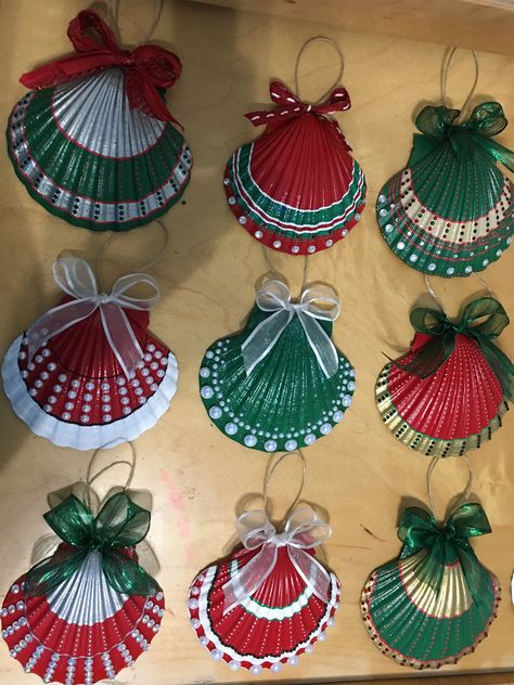 Painted Christmas Seashells, Sea Shell Christmas Tree Diy, Christmas Seashell Ornaments, Christmas Shell Art, Sea Shell Ornament, Diy Shell Ornaments, Shell Christmas Crafts, Seashell Ornaments Diy, Clam Shell Crafts