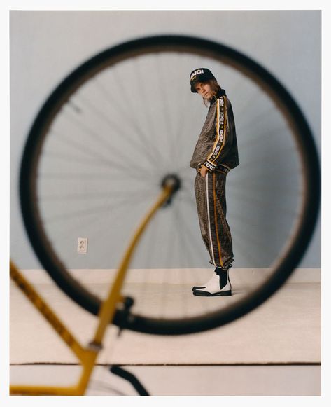 Bicycle Photography, Cycling Photography, Fotografi Digital, Bike Photography, Portrait Photography Men, Fotografi Vintage, Creative Photoshoot Ideas, Photographie Portrait Inspiration, 사진 촬영 포즈