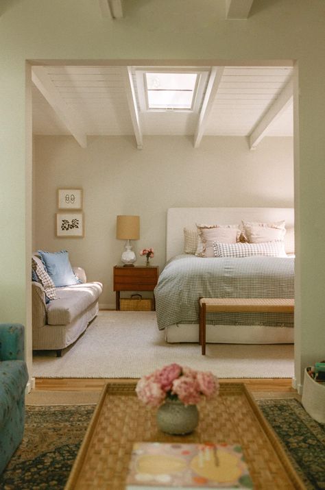 airy cottage style bedroom with skylight Modern Guest Bedroom, Heather Taylor, Fever Dream, Decoration Inspiration, Guest Bedrooms, Little House, My New Room, New Room, Guest Bedroom