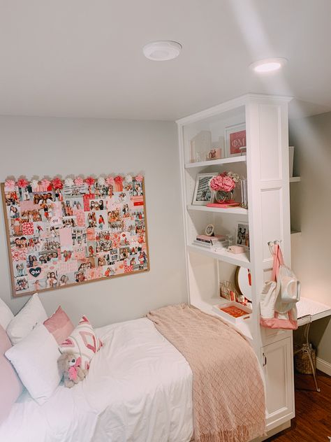 Sorority Houses Interior, Sorority House Rooms Bedrooms, Sorority House Rooms Decor, College Sorority House, Alpha Phi Room Decor, Sorority Bedroom, Living In Sorority House, Sorority House Rooms, Sorority Room