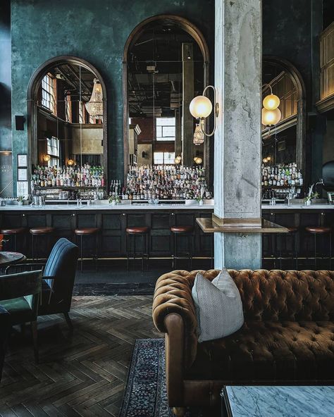 Jess(ica) Pineda on Instagram: “Raise your hand if you fancy a drink here ✋🏼 I def found where I plan to spend a significant portion of my time while in Denver 😍🍸🖤 • This…” Hotel Bar Design, Luxury Bar Design, Colonial Modern, Country Deco, French Cocktails, Home Bar Design, Cocktails Bar, Luxury Bar, Luxury Restaurant