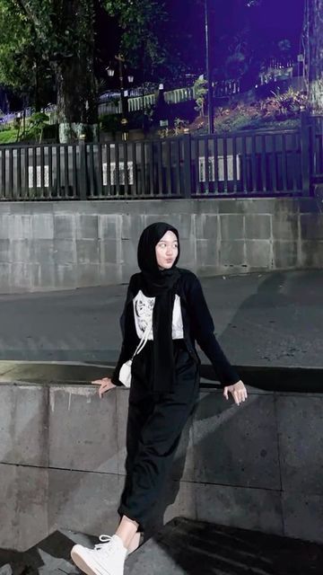 Outfit Mamba, Ootd Topi, Fto Cewe, Hijab Casual Outfit, Foto Cewek Hijab Aesthetic, Ootd Hijab Style, Hijab Aesthetic, Casual Hijab Outfit, Model Poses Photography