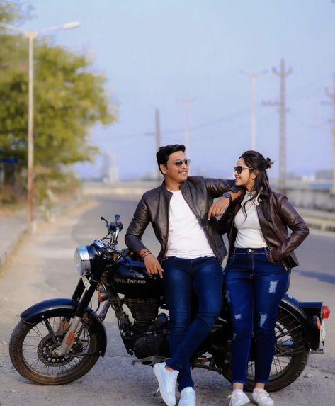 Bullet Couple Poses, Bike Couple Poses, Couple Bike Photoshoot, Bike Couples Photography, New Dulhan Pose, Wedding Bike, Bike Pose, Pose Prewedding, Bike Wedding