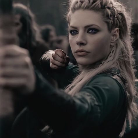 #visenyatargaryen #visenya #targaryen Warrior Inspiration, Lagertha Lothbrok, Lagertha Hair, Vikings Lagertha, Visenya Targaryen, Europe Culture, After Earth, Sarah Gadon, Bracelet Arm