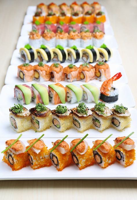 Essen, Sushi Display Presentation, Sushi Tray Party, Sushi Buffet Party, Sushi Platter Ideas, Sushi Design Ideas, Sushi Platter Aesthetic, Sushi Presentation Ideas, Sushi Aesthetic Restaurant