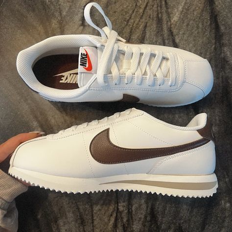 Brown Nike Cortez, Nike Cortez Aesthetic, Tenis Nike Cortez, Nike Cortez Outfit, Nike Cortez Women, Nike Cortez Shoes, Cortez Shoes, Asian Men Fashion, Nike Sacai