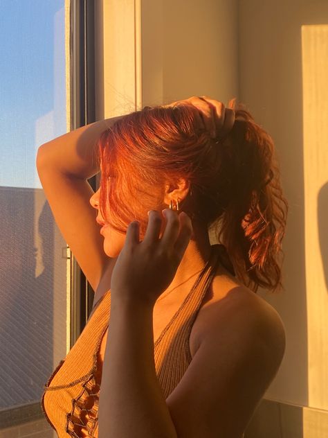 Golden Hour Inspo Pics, Golden Hour Aesthetic Selfie, Golden Hour Instagram Pictures, Peach Girl Aesthetic, Orange Girl Aesthetic, Red Hair Face Claim, Red Hair Beach, Golden Hour Poses, Golden Hour Hair