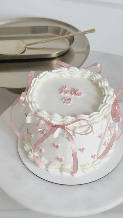 Cake Designs Happy Birthday, Bow Theme Cake For Girl, Pink Pearl Birthday Cake, Pink Bday Cake Simple, Small Birthday Cakes Ideas, 12 Birthday Ideas Cake, Bow Theme Birthday Cake, Aesthetic Cakes For Birthday, 16 Bday Cake Ideas