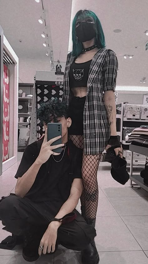 Cute Goth Couples, Goth Couple Outfits, Alternative Couple Outfits, Alt Couple Poses, Hot Grunge Couple Aesthetic, Goth Bf Aesthetic, Grunge Couple Outfit, Goth Gf And Nerd Bf Aesthetic, Matching Grunge Outfits