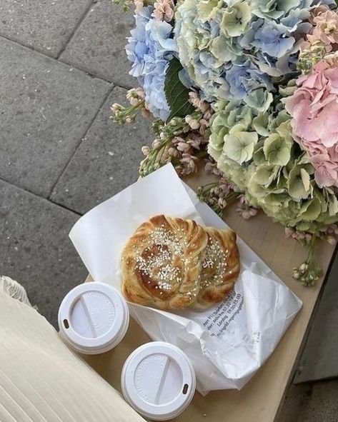 soft summers at home in the country🕊️🌾🌸🧺 If I could by the ocean I would but living in the countryside with mountains, lochs and picnics in wildflower fields is heavenly✨🕊️🧺 #softgirlsummer #summerinthecountry #weekendmornings #softgirlaesthetic #softgirlstyle #softgirlera #pinterestliving #pinterestlife #pinterestgirls #homesteadliving #cottagecoreaesthetics #summerdiary #summerpinterest #summerfeelings #julymoments #summerlikethis Matilda Djerf Aesthetic, Prep Girl, Spring Afternoon, Spring Essentials, Matilda Djerf, Spring Aesthetic, Spring Vibes, Gentle Cleanser, Natural Glow