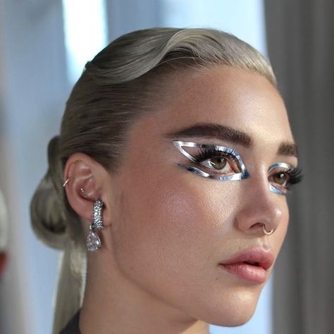 Alex Babsky Makeup Artist on Instagram: "💫FutureFlo 💫 - @florencepugh for this evening’s New York premiere of Dune: Part Two 🪐🚀👸🏼🪱  Stylist @rebeccacorbinmurray  Hair @evaniefrausto  Makeup @babskymakeup  Nails @nailglam   #florencepugh #duneparttwo #dune #bts #valentino #maisonvalentino" Dune Premiere, Face Lace, Dune Part Two, Silver Makeup, Silver Eyeshadow, Sci-fi Movies, Movie Makeup, Eyeliner Products, Dramatic Eye Makeup