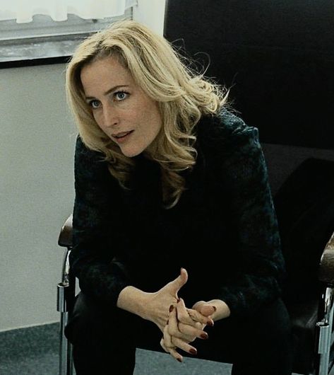 I'm so gay for her Older Actresses, Stella Gibson, Hannibal Lecter Series, I Volunteer As Tribute, Middle Aged Women, Gillian Anderson, Classy Aesthetic, Woman Crush, Celebrities Female