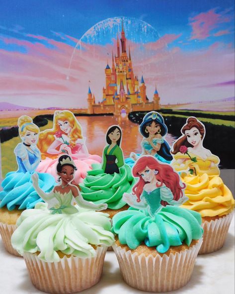 Princess Birthday Cupcakes, Princess Cupcake Cake, Cupcakes Princesas, Kids Party Cups, Princess Cupcake Dress, Disney Princess Tea Party, Disney Princess Birthday Cakes, Disney Princess Cupcakes, Torte Creative