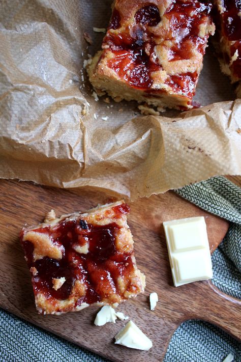 Cherry Bakewell Recipe, Blondies Recipe Easy, Chocolate Blonde, White Chocolate Cherry, Cherry Bakewell, Tray Bake Recipes, Glace Cherries, Blondies Recipe, Cherry Almond